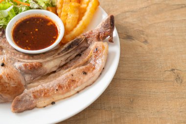 Tayland baharatlı soslu ızgara domuz pirzolası bifteği veya Jaew sosu - füzyon yemeği tarzı