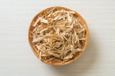 Kurutulmuş küçük çıtır balık.