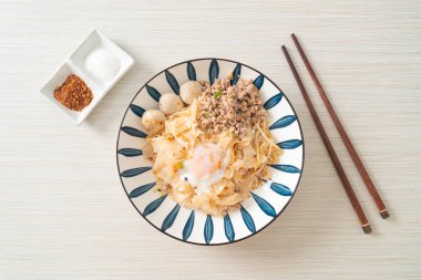 Kurutulmuş baharatlı erişte, kıymalı domuz eti, köfte ve yumurta Asya usulü.