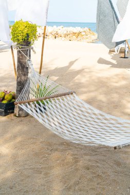 Deniz sahili geçmişi olan boş bir beşik.