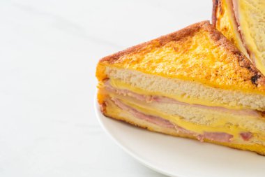 Beyaz tabakta ev yapımı jambonlu peynir.