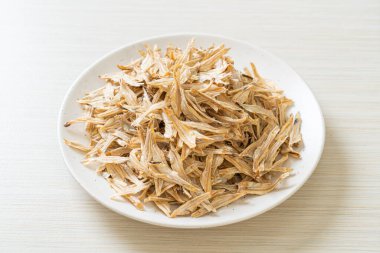 Kurutulmuş küçük çıtır balık.