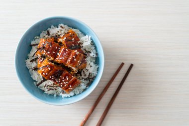 Yılan balığı pirinç kasesi veya unagi pirinç kasesi - Japon yemek tarzı.