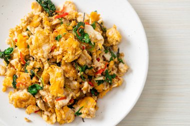 Tayland fesleğeni ve biberli sahanda yumurta Asya usulü.