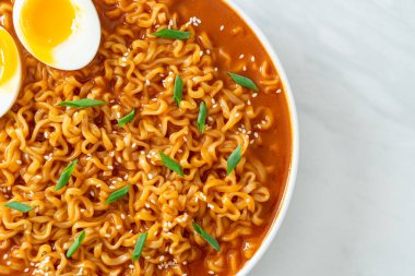 Ramyeon ya da yumurtalı Kore eriştesi Kore yemeği tarzı.