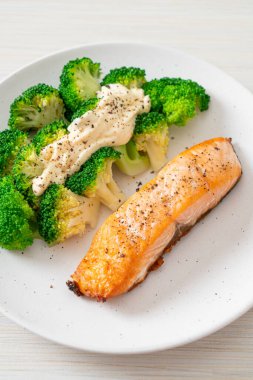 Brokolili ızgara somon bifteği. Sağlıklı yemek tarzı.