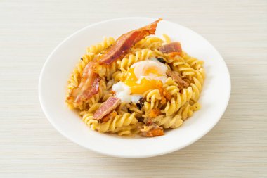 Carbonara fusilli makarna baharatlı pastırma - İtalyan yemeği tarzı.