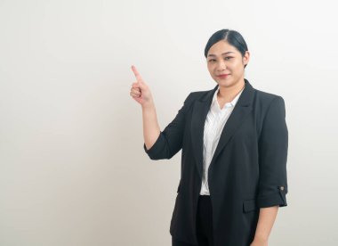 Beyaz arka planda el işaretli Asyalı kadın portresi