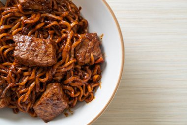 Jjapaguri ya da Chapaguri, Kore Kara Fasulye Baharatlı Erişte - Kore usulü