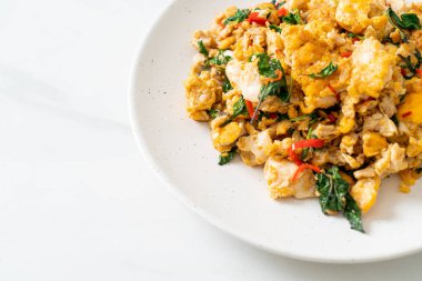 Tayland fesleğeni ve biberli sahanda yumurta Asya usulü.