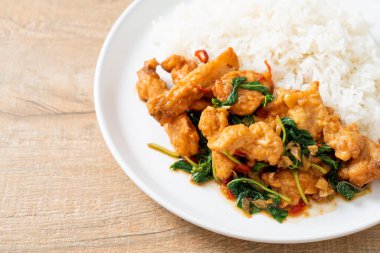 Tayland usulü fesleğenli ve biberli kızarmış balık.