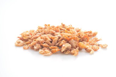 Beyaz arka planda izole edilmiş kurutulmuş karides veya kurutulmuş tuzlu karides.