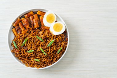 Jjajang Rabokki - Kore hazır eriştesi veya Kore pirinçli Ramyeon veya Tteokbokki ve siyah fasulye soslu yumurta - Kore yemeği tarzı