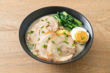 Domuz etli ve yumurtalı erişte çorbası ya da Tonkotsu eriştesi Japon yemeği tarzı.