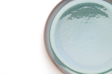 boş güzel ve klasik seramik plaka beyaz arkaplanda izole