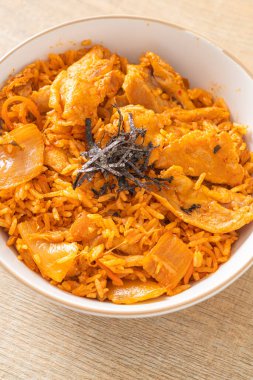 Kore usulü domuz dilimlenmiş kimchi pilavı.