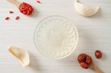 Cam kasede yenebilir kuş yuvası çorbası.