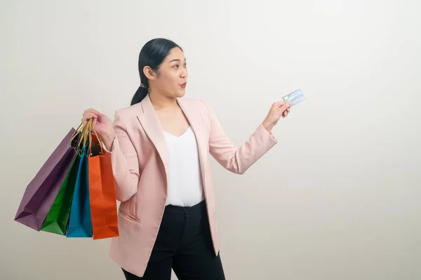 Asiatin Hält Einkaufstasche Und Kreditkarte Mit Weißem Hintergrund Der Hand — Stockfoto