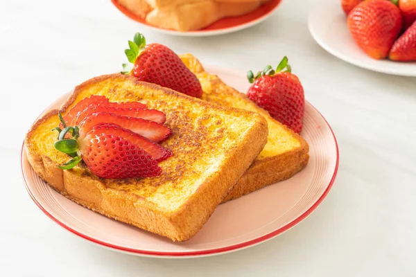 French Toast Con Fragola Fresca Sul Piatto — Foto Stock