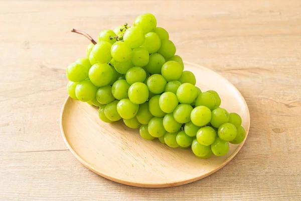 Schöne Und Frische Grüne Trauben Auf Holzteller — Stockfoto