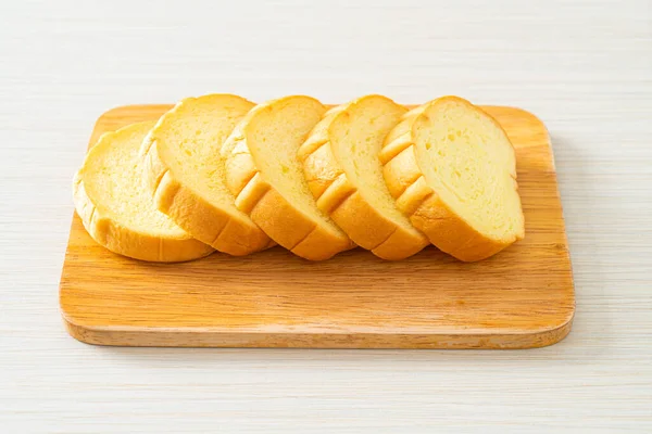 木片上的红薯面包 — 图库照片