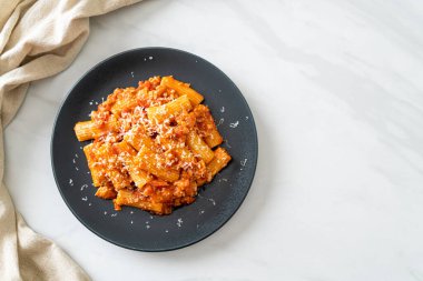 Peynirli bolonez rigatoni makarna - geleneksel İtalyan makarnası