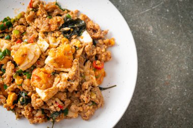 Ev yapımı kızarmış kıymalı domuz eti ve tuzlu yumurta.