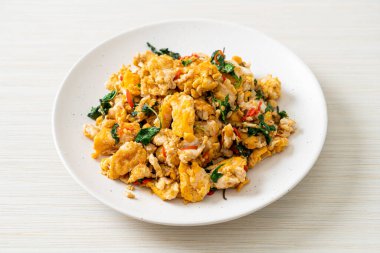 Tayland fesleğeni ve biberli sahanda yumurta Asya usulü.