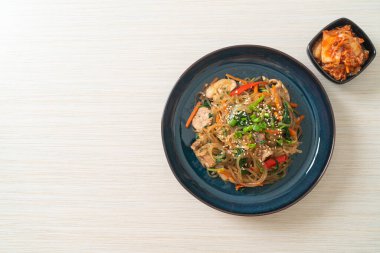 Japchae ya da karışık Kore vermicelli erişte sebzeli ve üzerine beyaz susamlı domuz eti - Kore geleneksel yemek tarzı