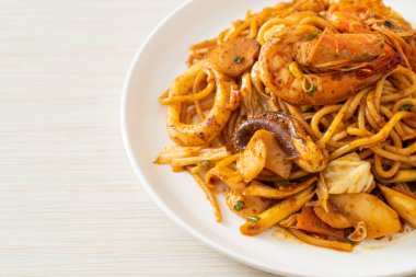 Karıştırılmış Tom Yum deniz ürünleri kurutulmuş spagetti - Füzyon gıda tarzı