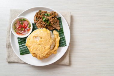 Kızarmış domuz eti ve baharatlı soslu yumurta, Asya usulü.