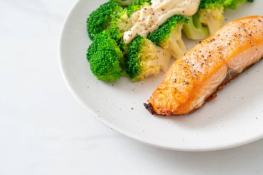 Brokolili ızgara somon bifteği. Sağlıklı yemek tarzı.