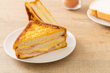 Beyaz tabakta ev yapımı jambonlu peynir.