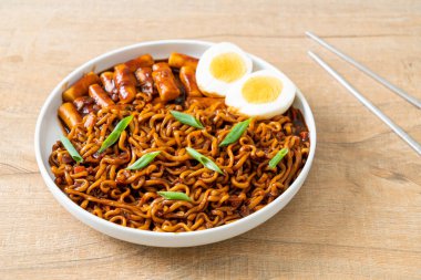 Jjajang Rabokki - Kore hazır eriştesi veya Kore pirinçli Ramyeon veya Tteokbokki ve siyah fasulye soslu yumurta - Kore yemeği tarzı