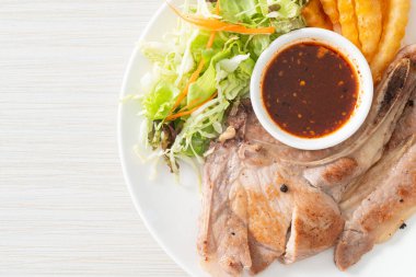 Tayland baharatlı soslu ızgara domuz pirzolası bifteği veya Jaew sosu - füzyon yemeği tarzı