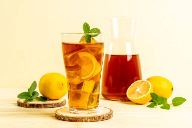 Bir bardak naneli buzlu limon çayı.