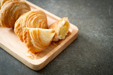 Körili puf böreği. Tahta tabakta doldurulmuş fasulye.