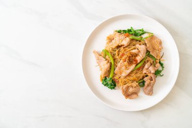 Kızarmış pirinç vermicelli ve domuz etli mimoza Asya usulü.