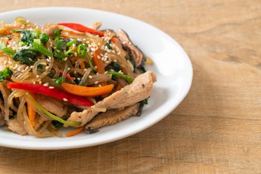 Japchae ya da karışık Kore vermicelli erişte sebzeli ve üzerine beyaz susamlı domuz eti - Kore geleneksel yemek tarzı