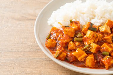 Mapo Tofu - Geleneksel Sichuan yemeği ipek tofu ve kıyma, acı biber yağı ve Sichuan biberleri ile doldurulmuş mala tadında - Asya yemek tarzı