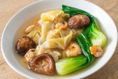 Karides ve sebzeli domuz köftesi çorbası. Asya usulü.