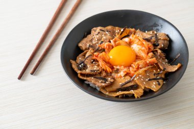 Kore usulü turşulu yumurta turşulu domuz bulgogi pirinç kasesi.