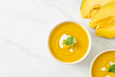 Beyaz kasede kabak çorbası - vejetaryen ve vejetaryen yemek tarzı