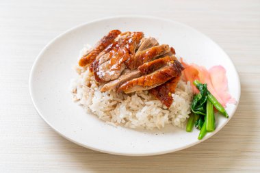 Pirinçli ızgara ördek.