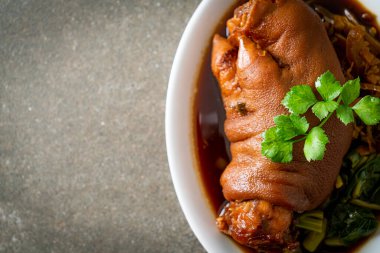 Domuz budu yahnisi ya da domuz budu - Asya yemeği tarzı