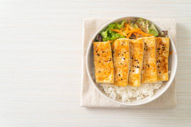 Teriyaki tofu pirinç kasesi - vejetaryen ve vejetaryen yemek tarzı