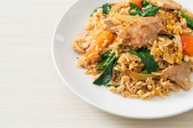Beyaz tabakta domuz etli ev yapımı pilav.