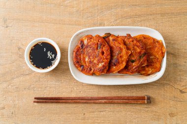 Kore kimçili krep veya Kimçijeon - Kızarmış yumurta, kimçi ve un - Kore geleneksel yemek tarzı