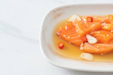 Taze salamura edilmiş somon balığı ya da soya sosu. Asya usulü.