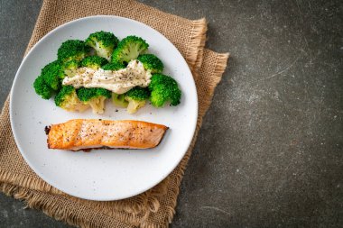 Brokolili ızgara somon bifteği. Sağlıklı yemek tarzı.